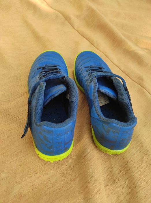417. Buty piłkarskie do piłki nożnej turfy Kipsta r. 33