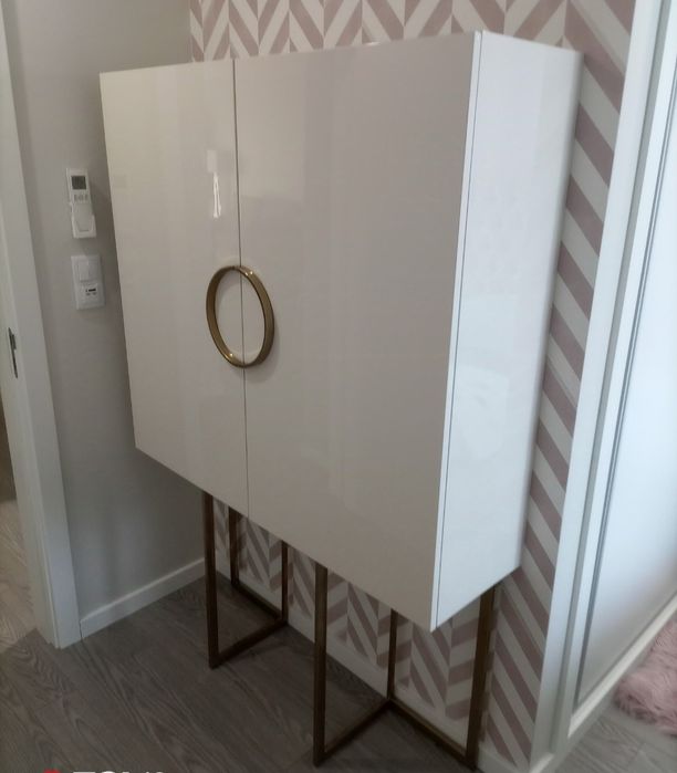 Armário Bege com pés inox dourado