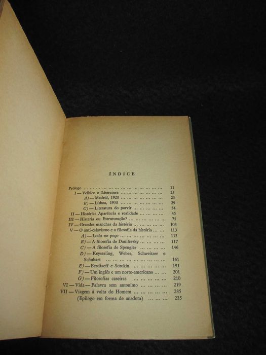 Livro Entre Dois Universos Fidelino de Figueiredo