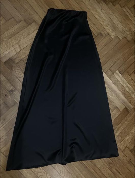 Чорна атласна спідниця