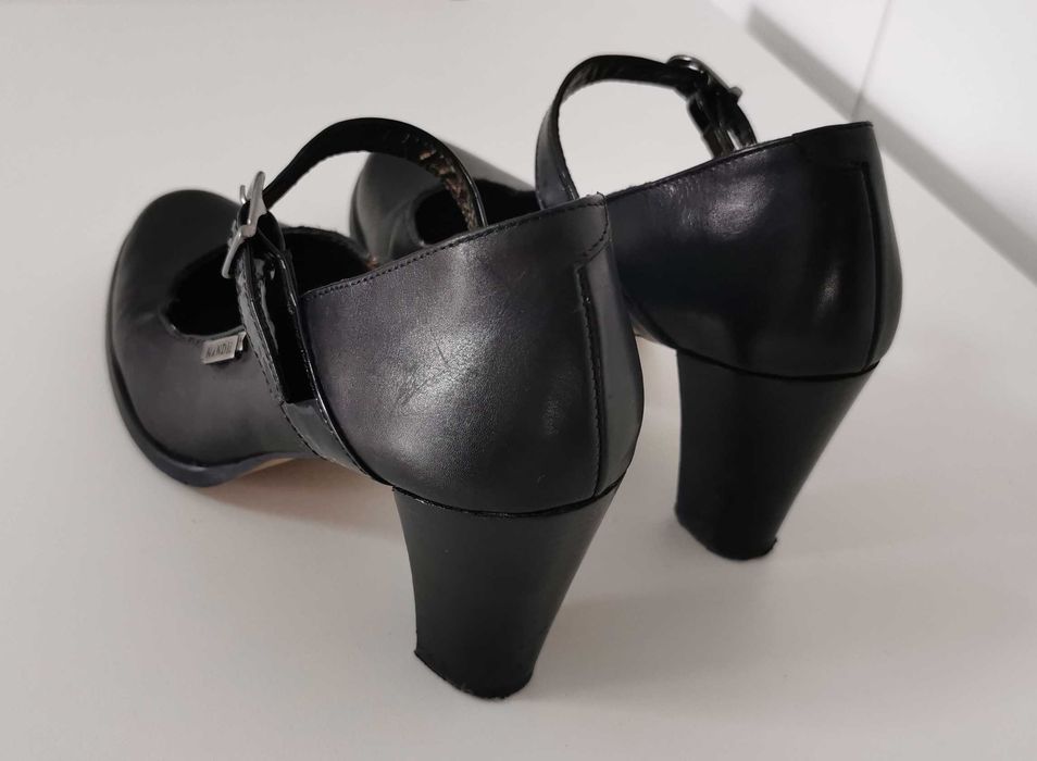 Sapatos pretos em pele com salto