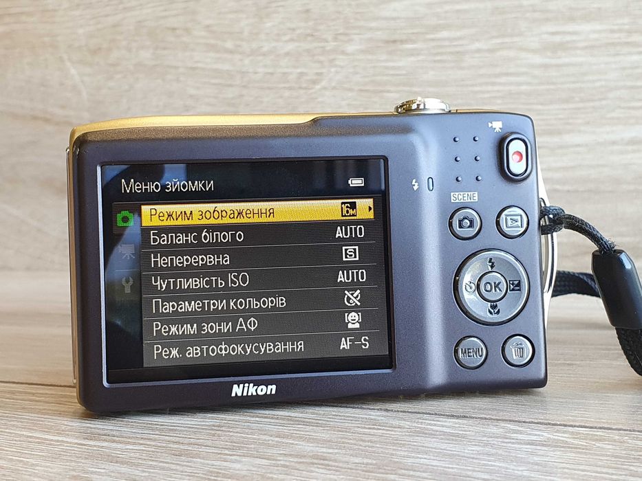 Вінтажний цифровий фотоапарат Nikon Coolpix S3300 Gold (16 Мп, 6x зум)