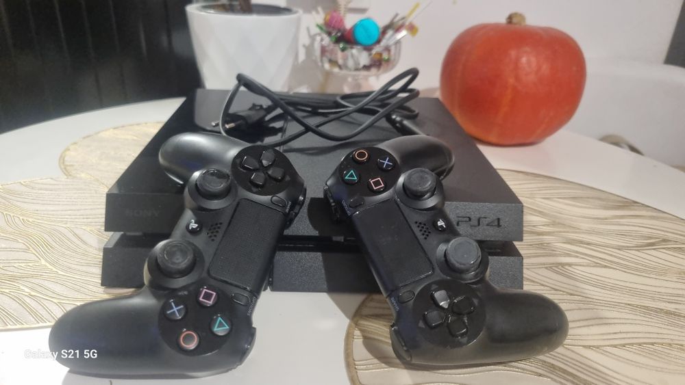 PlayStation 4 (PS4) 1TB + 2 Pady DualShock 4 + Kabel | Stan BDB!