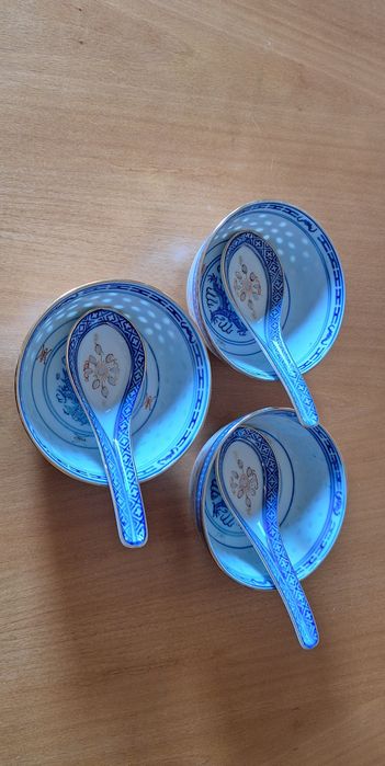 Três taças com colher