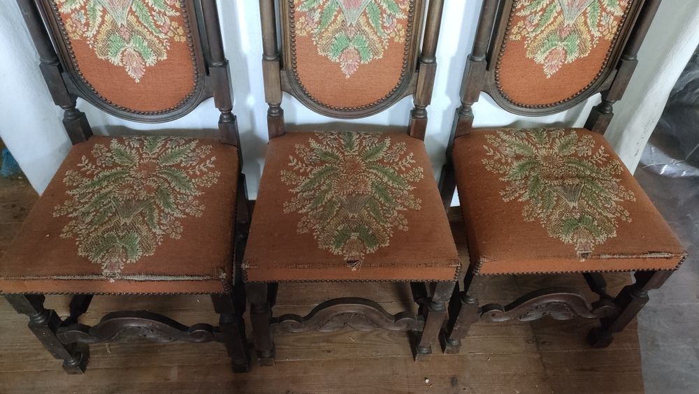 Conjunto de 3 cadeiras antigas em madeira com tecido decorativo
