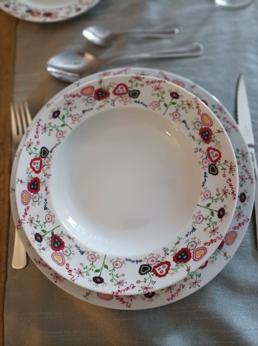 Lindo Serviço de jantar 19 peças em porcelana 
"Lenços namorados"