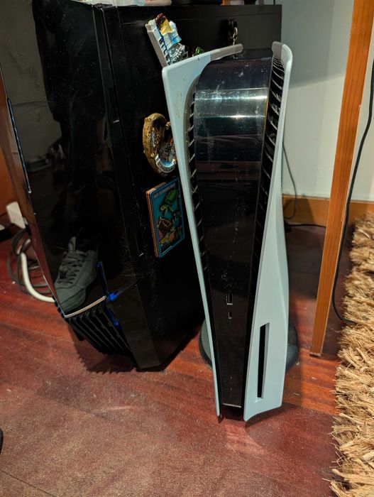 Playstation 5 com leitor de disco, 2 comandos e 3 jogos