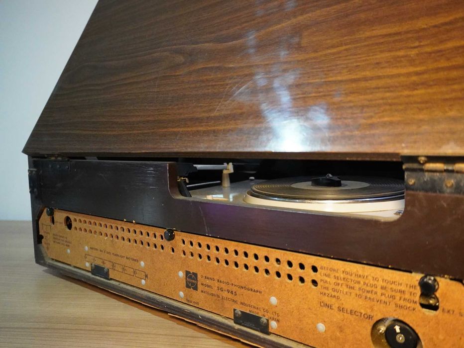 SG-945 Radio-Phonograph