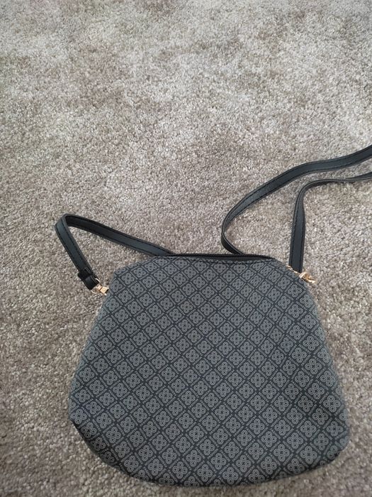 Pochete mala pequena tiracolo preta e cinza com padrão