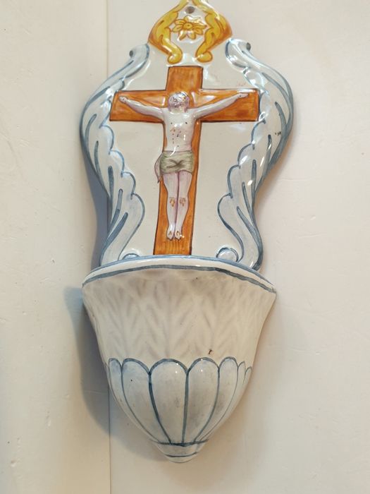 Pia de Água Benta em cerâmica marcada