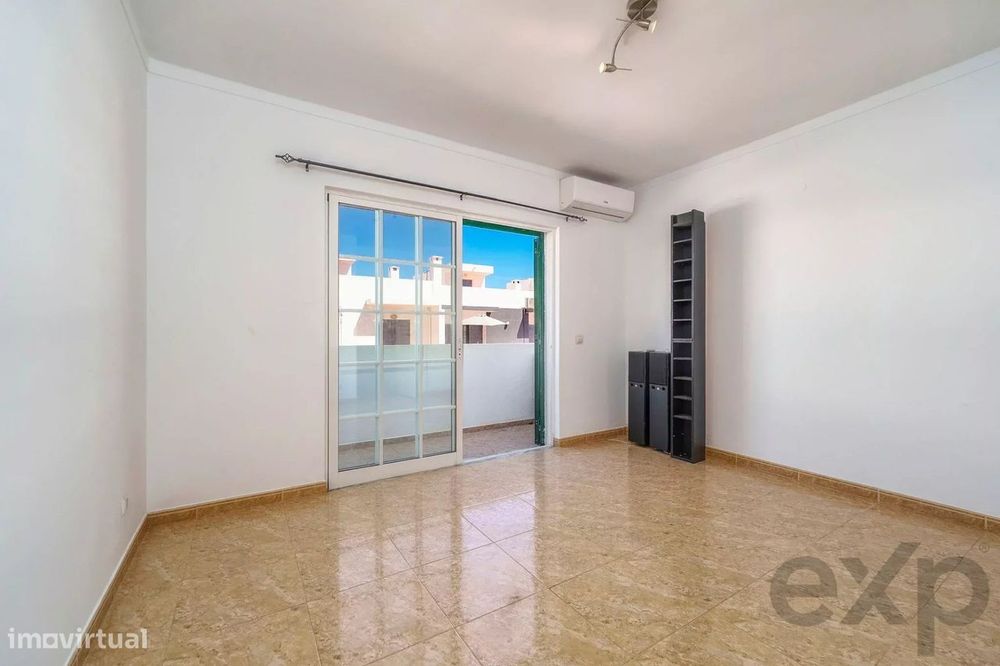 Moradia T2+1 com quintal e terraços com vista mar em Olhão, junto à Ri