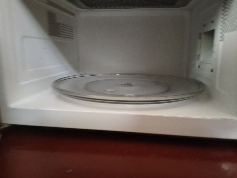 Мікроволновка круте , але не гріє.