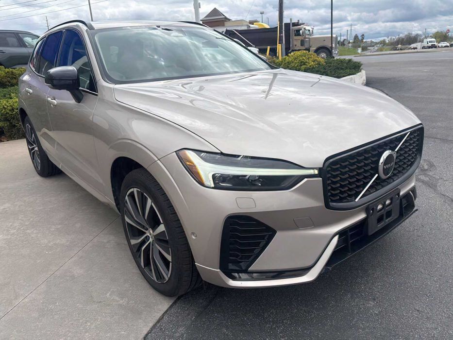 Volvo XC60 B5 Plus Dark Theme      2023