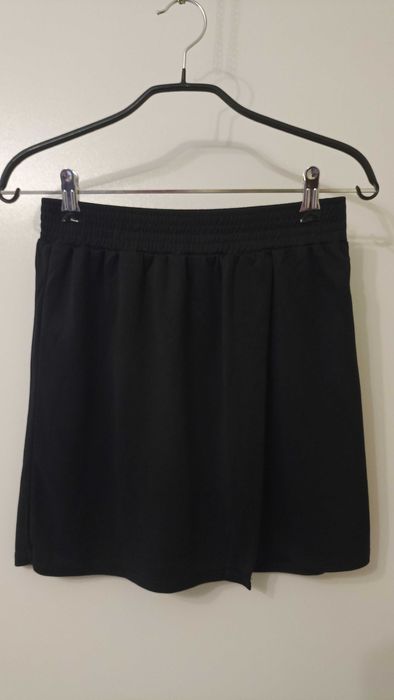 Чорна спідниця з запахом на кожен день.