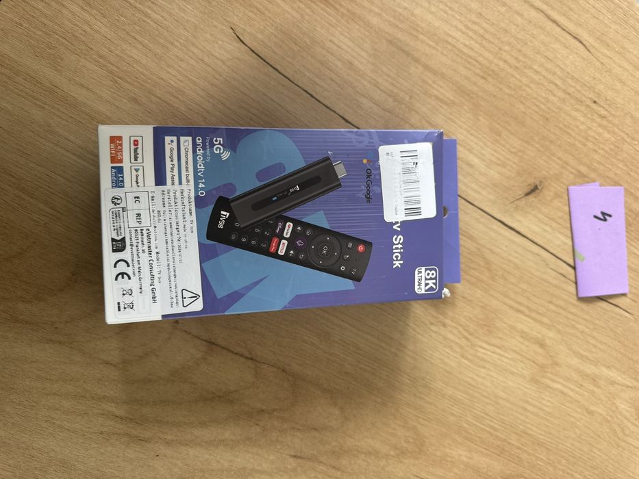urządzenie to TV98 Android TV Stick – przystawka do telewizora działająca na systemie Android 14.0 z obsługą rozdzielczości 8K.