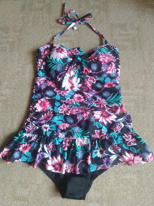 Новый цельный купальник с юбочкой, размер EUR42, M