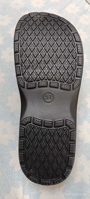 Продам мужские шлепанцы большого размера.