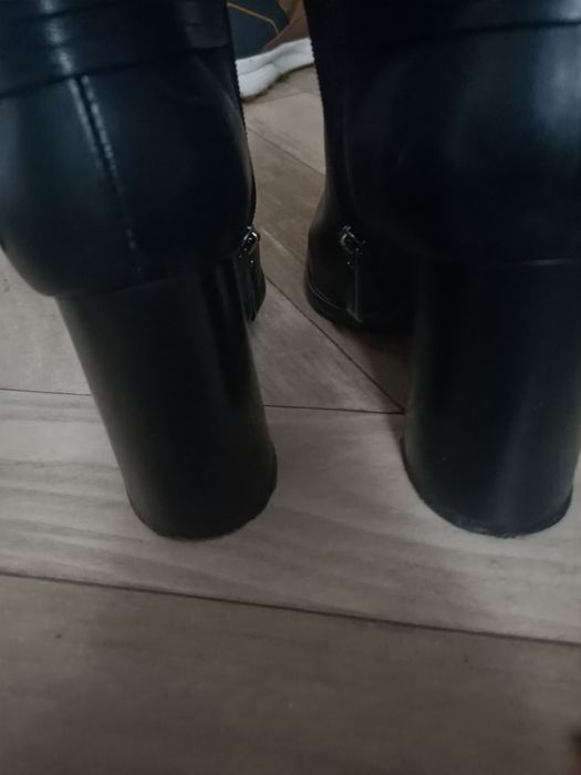 Sprzedam używane botki skórzane firmy Lasocki rozmiar 38.