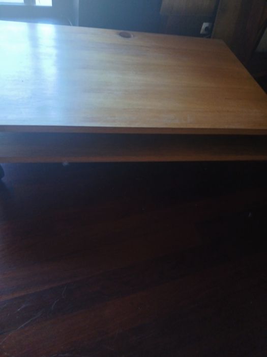 Mesa em madeira macica para televisao  com rodinhas mede  1.36 cop x 87 largu x34 altura