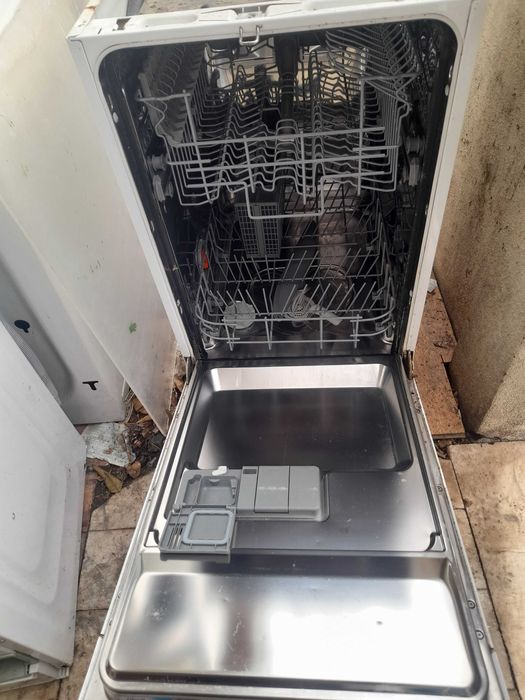 maquina de loiça das mais estreitas AEG exelente  para desocupar