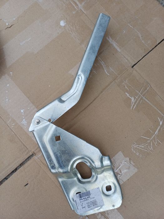 Петлі завіси капота Volkswagen Touareg