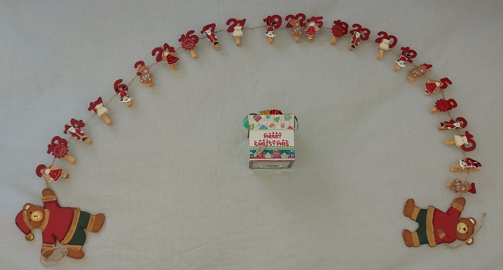 Guirlandes,caixa musical e árvore de natal artificial...