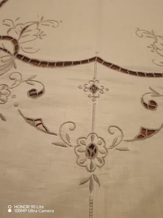 Toalha bordada à mão com 12 guardanapos