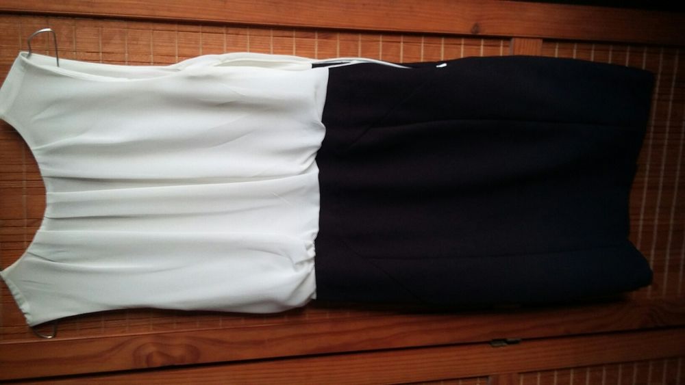 Vestido azul marinho e branco