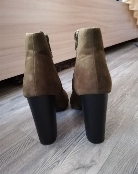 Zielone oliwkowe szpilki wiązane gruby obcas 38