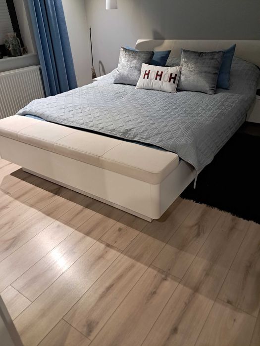 Łóżko do sypialni z wezgłowiem