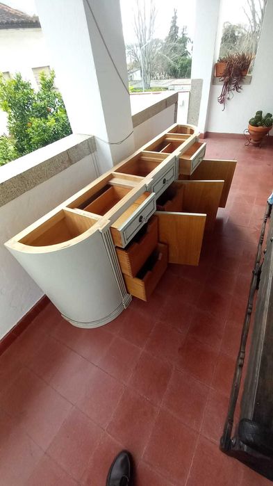 móvel com tampo de mármore