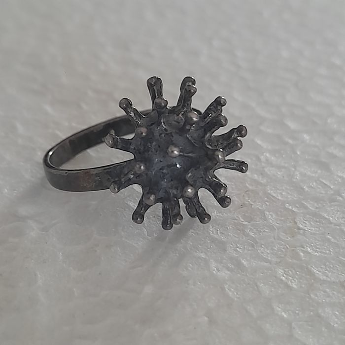 Stary srebrny pierścionek jeżyk