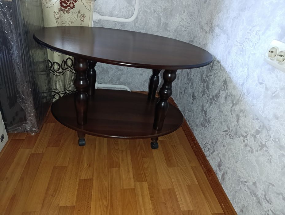 Журнальный деревянный столик на колесах