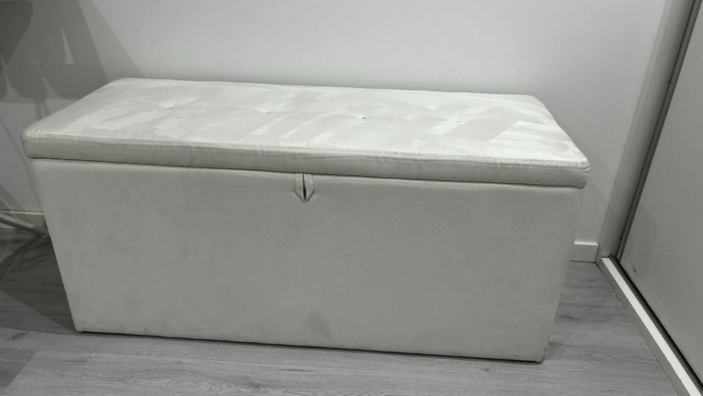 Baú em pele de pêssego como novo