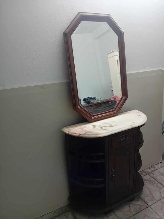 Móvel de entrada com pedra mármore e espelho só 20€ para desocupar.