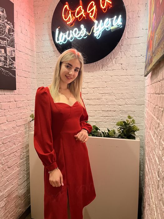 Червона сукня Міді