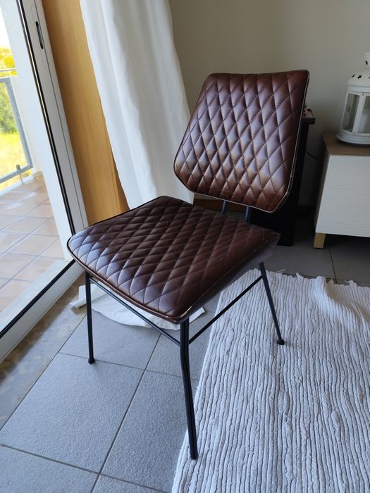 Cadeira em pele decorativa