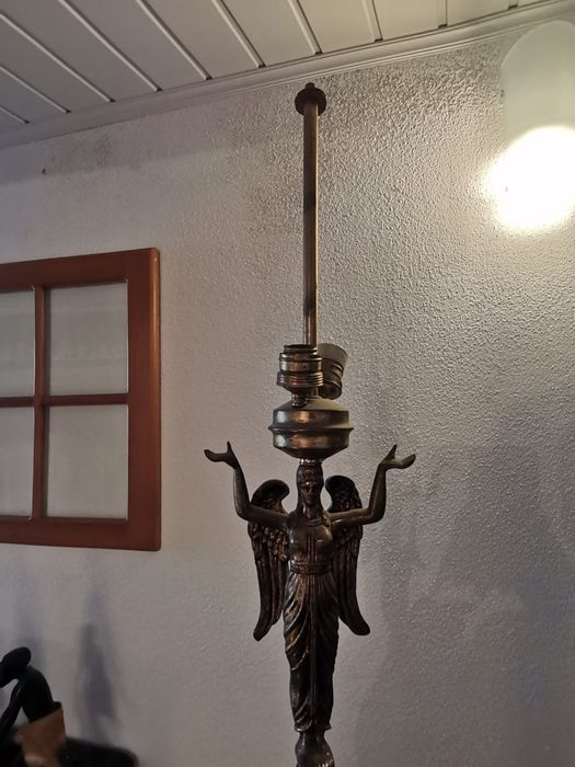 Candeeira em latão pé alto