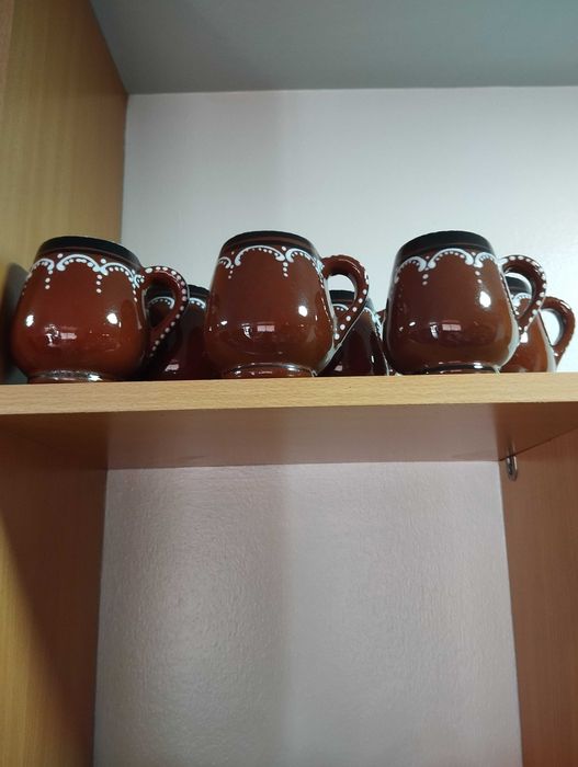 Chávenas e canecas de barro novas