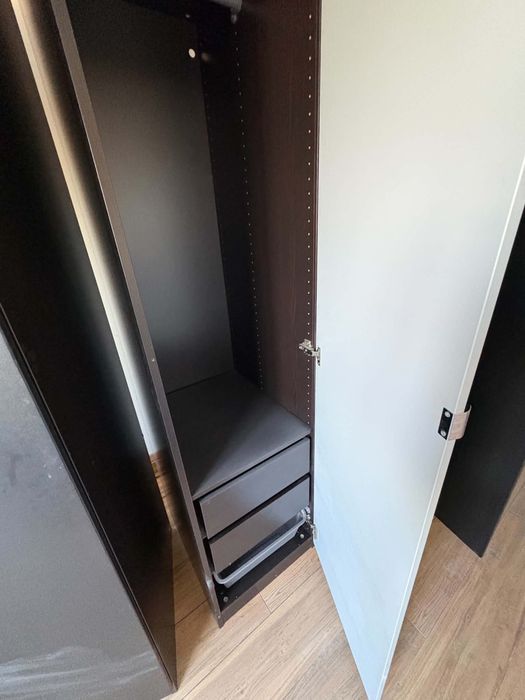 Czarna szafa ikea pax z lustrem