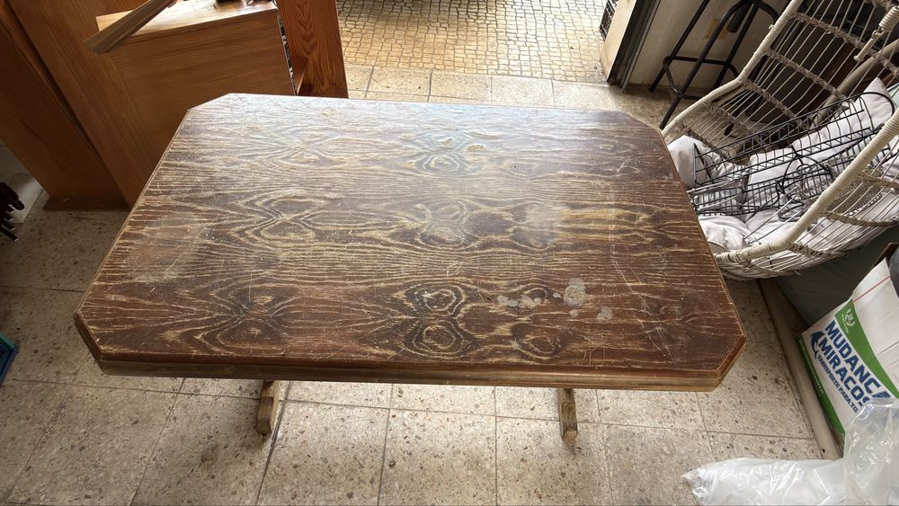 Mesa de refeições em madeira