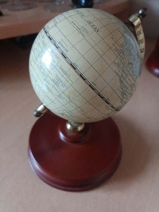Глобус на дерев'яній підставці (16х11)