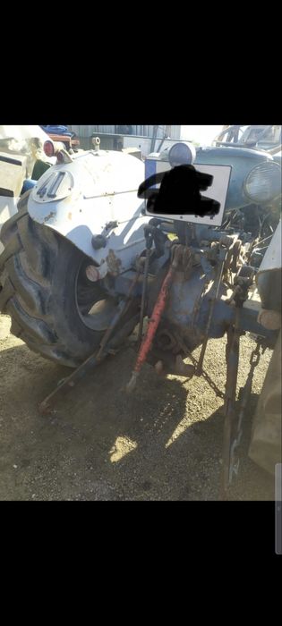 Vende se trator com alfaias