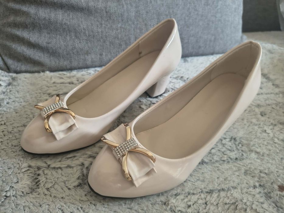 Buty eleganckie  beżowe 38