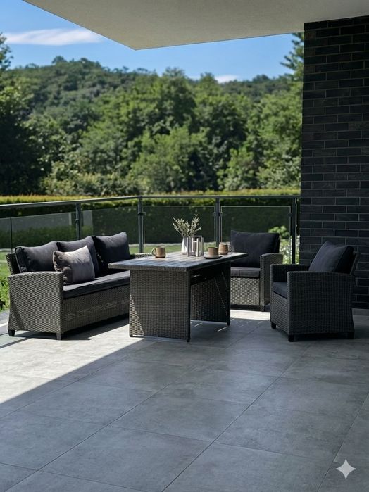 Promocja.Meble ogrodowe duuża sofa dwa fotele, stół .z półką.