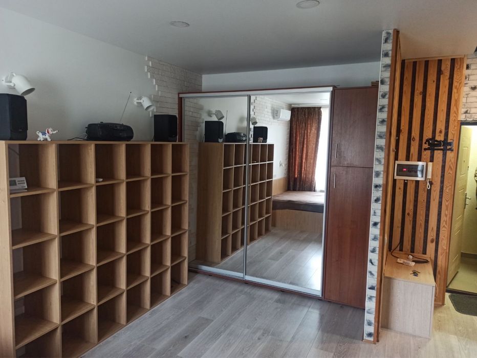 Однокімнатна з хорошим ремонтом, газове опалення, поруч парк Мама