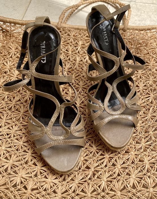 Sandálias brasileiras, em pele, cor tope, feitas à mão, muito elegante