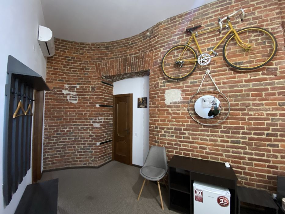 Готель « Ровер» власна парковка , ближній центр, сніданки.