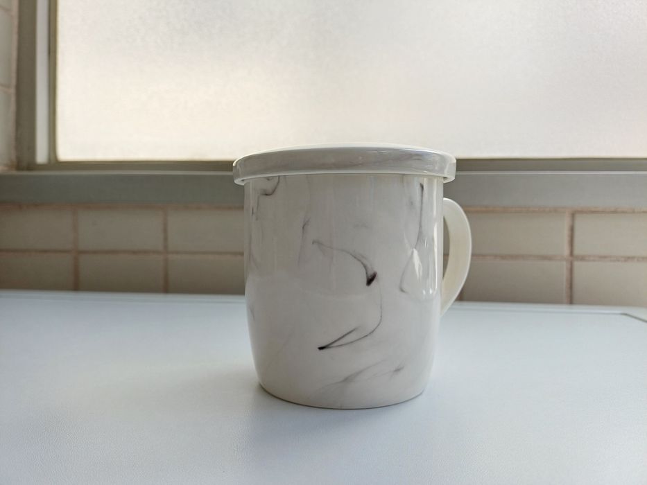 Caneca de cerâmica branca com tampa e coador integrados
