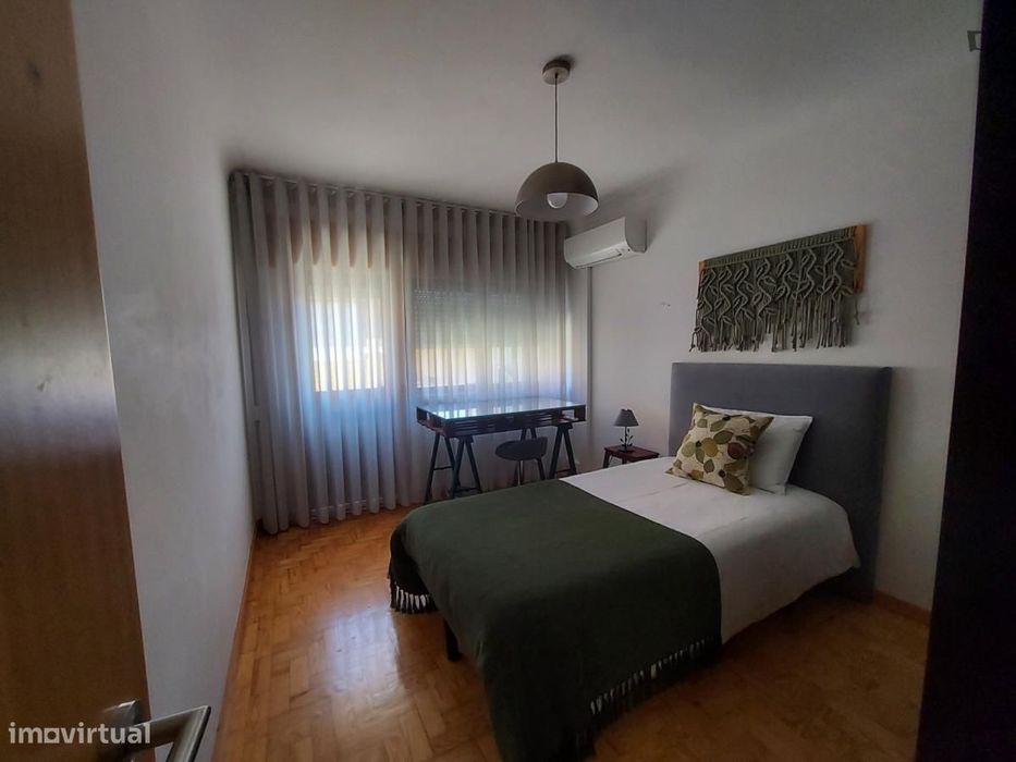 Quarto - localizado em Santa Marinha Porto